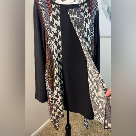 Dikalady Black with houndstooth and floral accents Draped Front Tunic Size Large - Picture 2 of 10
